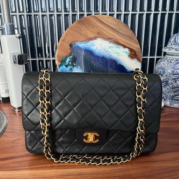 Chanel medium classic flap in lambskin - Picture 1 of 15